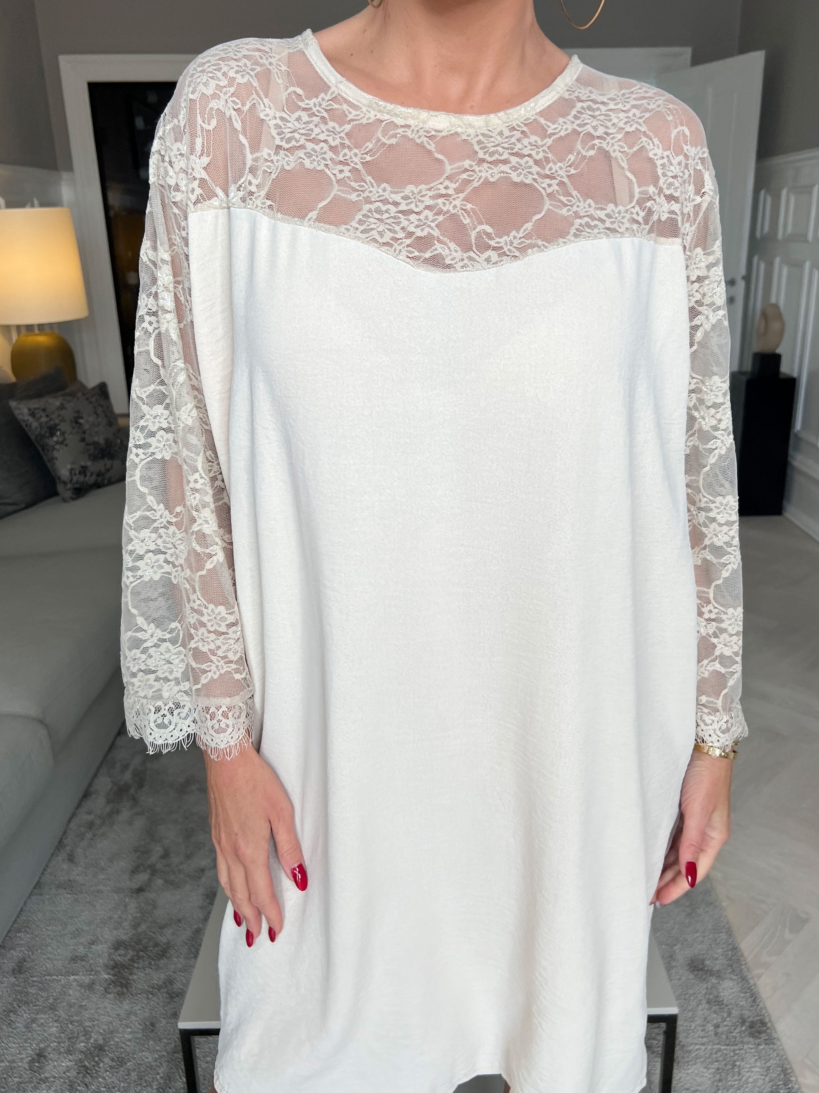 Nadine dress - Söt spetsklänning med rosett i ryggen